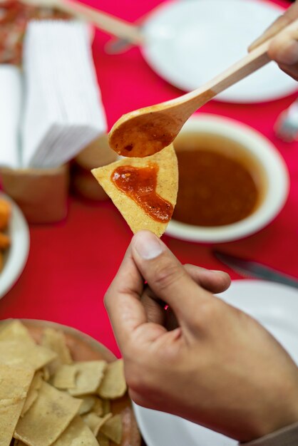 Adultos desfrutando de comida mexicana