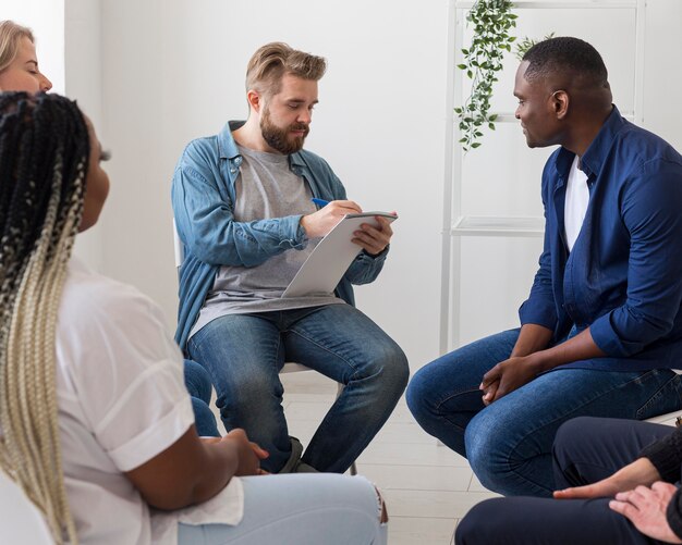 Adultos em close na reunião