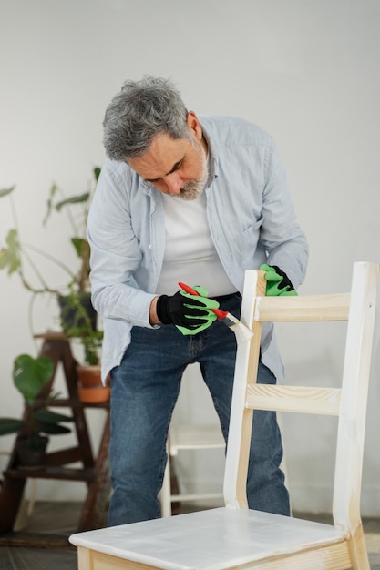 Foto grátis adultos reutilizando materiais de maneiras criativas