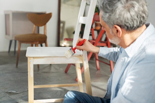 Adultos reutilizando materiais de maneiras criativas