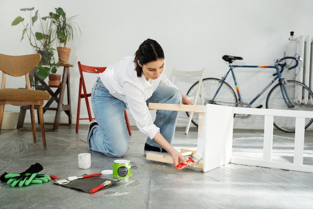 Adultos reutilizando materiais de maneiras criativas