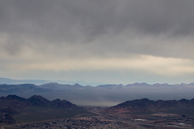 Aérea de montanhas sob céu nublado