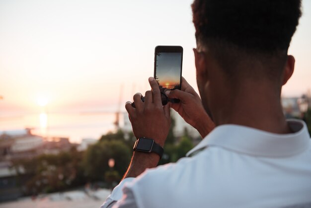 Africano jovem bonito no início da manhã