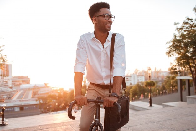 Africano jovem concentrado no início da manhã com bicicleta