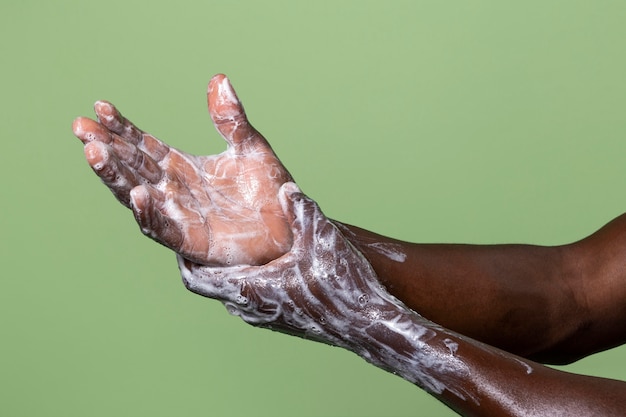 Foto grátis africano lavando as mãos