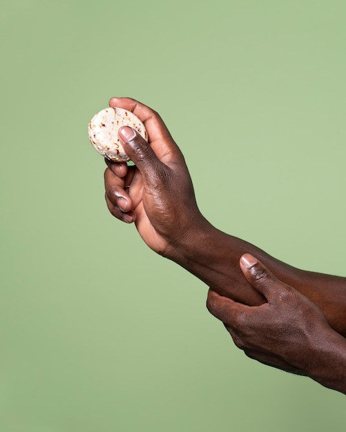 Foto grátis africano lavando as mãos