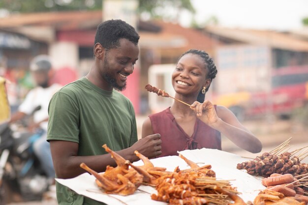 Africanos pegando comida de rua