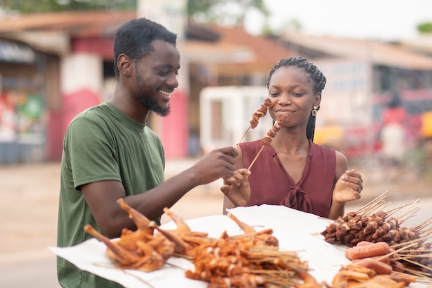 Africanos pegando comida de rua