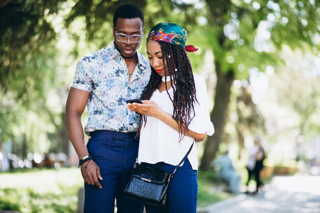 Afro americana mulher e homem falando lá fora