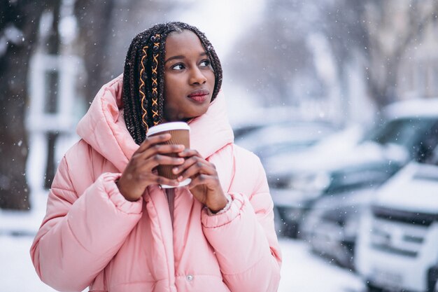 Afro-americano bebendo café em um dia de inverno