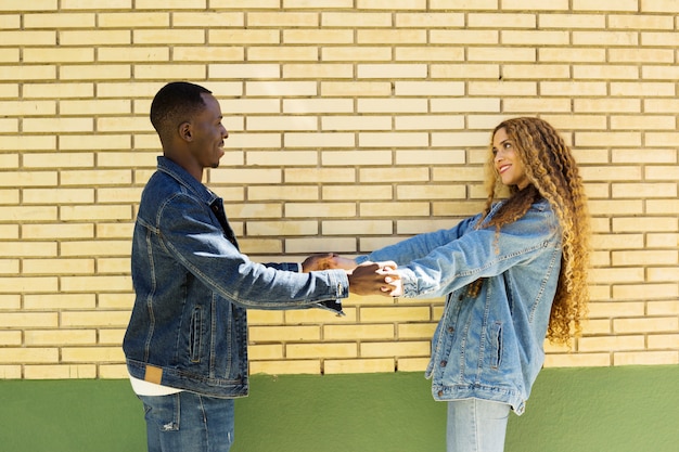 Foto grátis afro americano casal na frente da parede