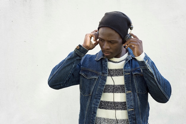 Foto grátis afro americano homem com fones de ouvido