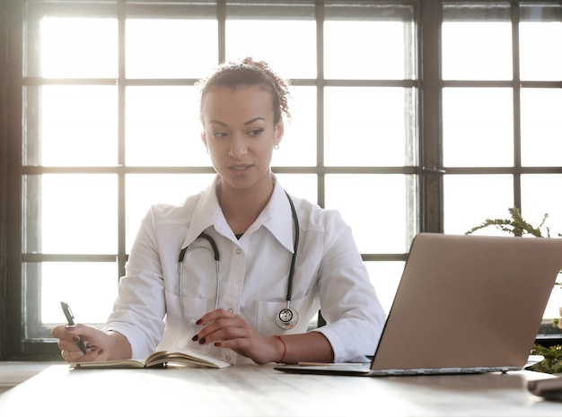 Afro-americano médico feminino posando, especialista em medicina