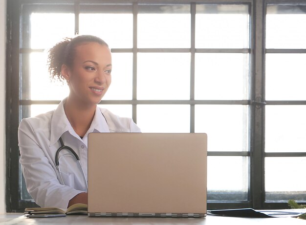 Afro-americano médico feminino posando, especialista em medicina