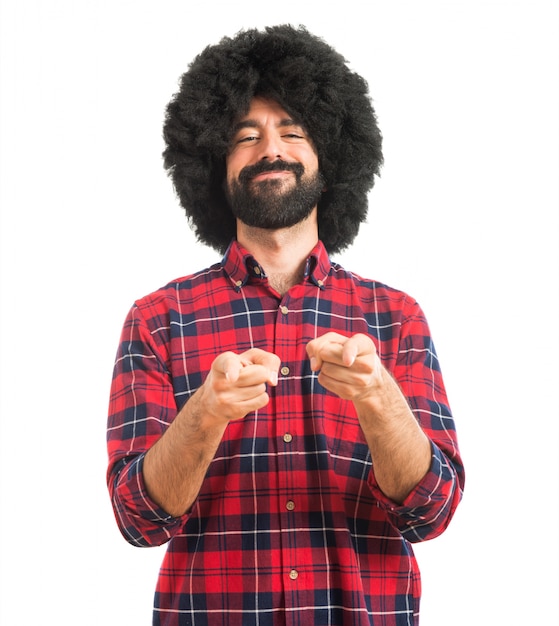 Foto grátis afro homem apontando para a frente