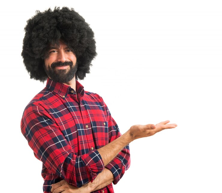 Foto grátis afro homem apresentando algo