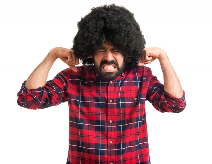 Foto grátis afro homem cobrindo as orelhas