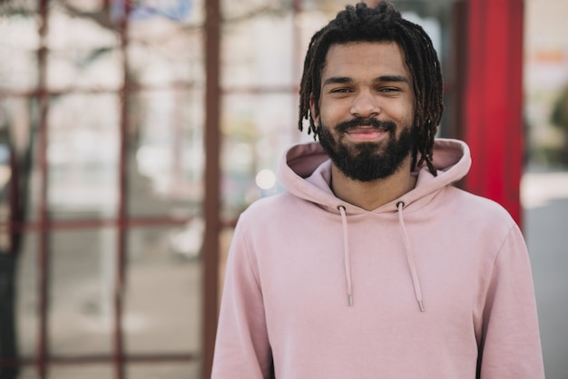 Foto grátis afroamerican homem sorrindo vista frontal