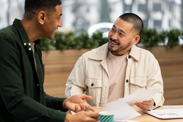 Agência de marketing autêntica, pequena e jovem