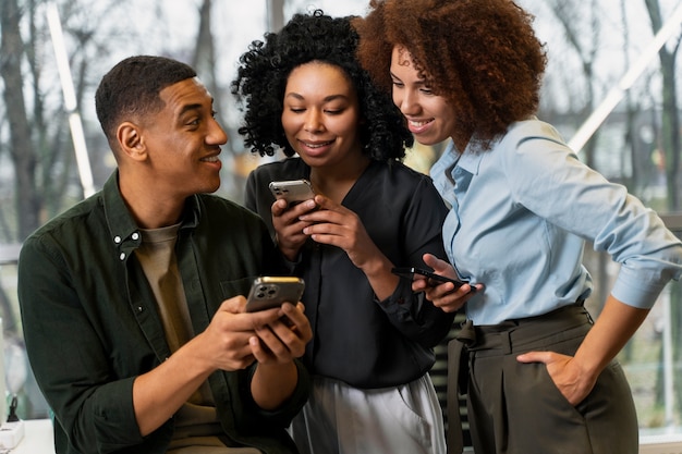 Agência de marketing autêntica, pequena e jovem