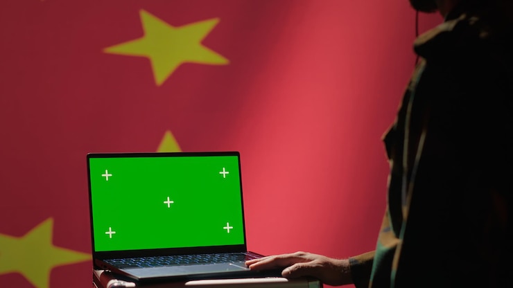 Foto grátis agente da polícia secreta chinesa usa ferramentas de propaganda em massa em laptop chroma key