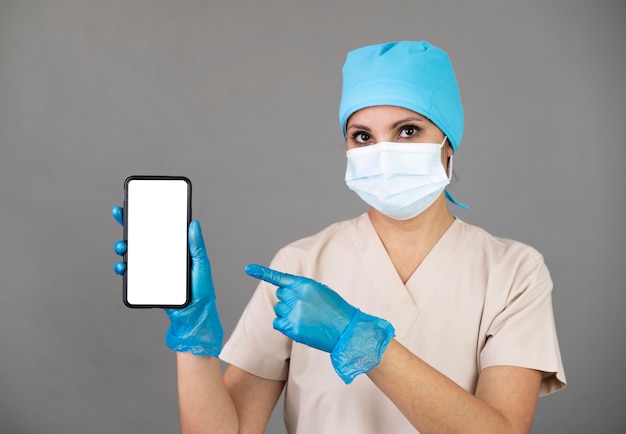 Agente de saúde em dose média segurando o telefone