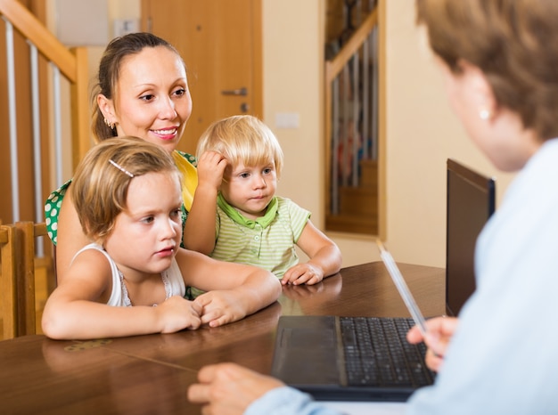 Foto grátis agente falando com mãe e filhos