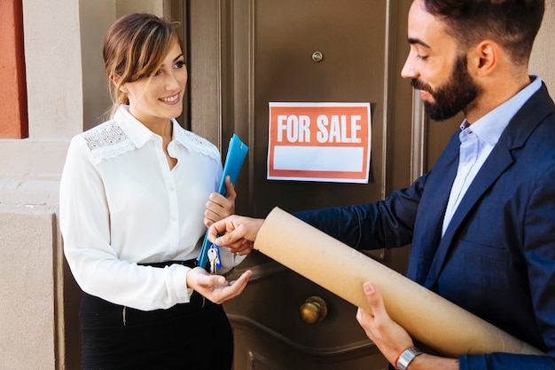 Foto grátis agente imobiliário e mulher de negócios