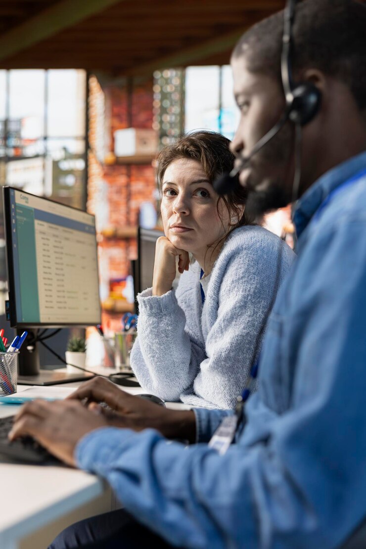 Foto grátis agentes de call center registrando interações de clientes em documentos de planilha em pc