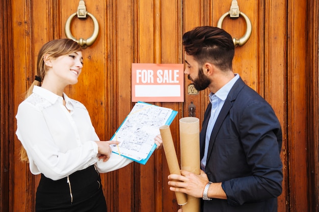 Agentes imobiliários em frente a uma porta