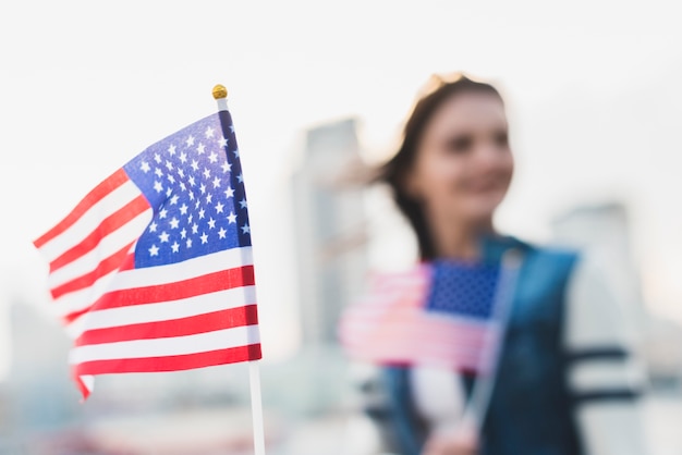 Agitando a bandeira americana no dia da independência