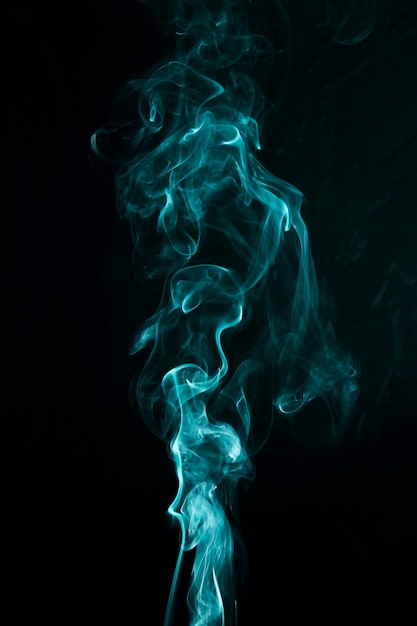 Foto grátis agitando a fumaça verde sobre fundo preto