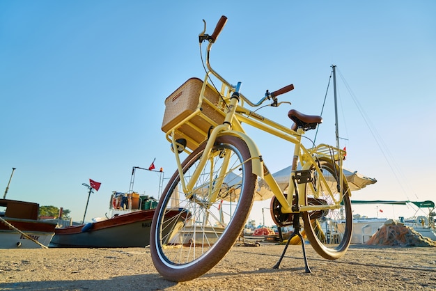 Agradável bicicleta com a cesta