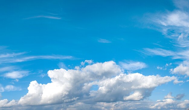 Agradável céu com nuvens