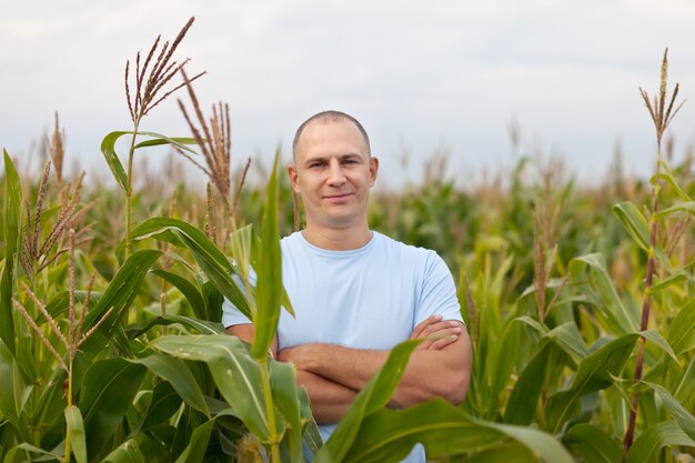 Agricultor no campo de milho