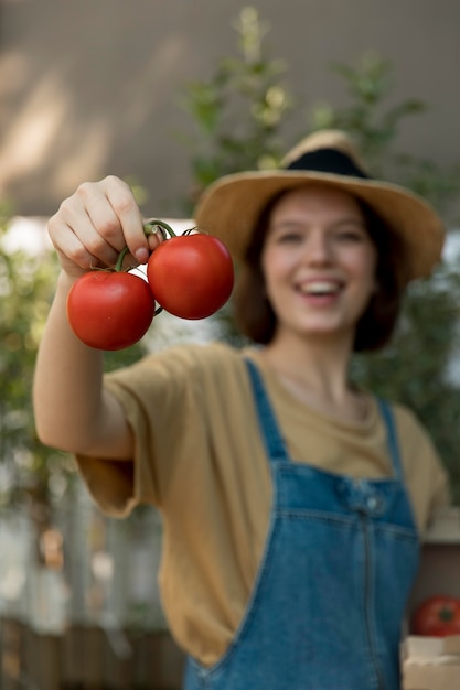 Agricultora segurando alguns tomates