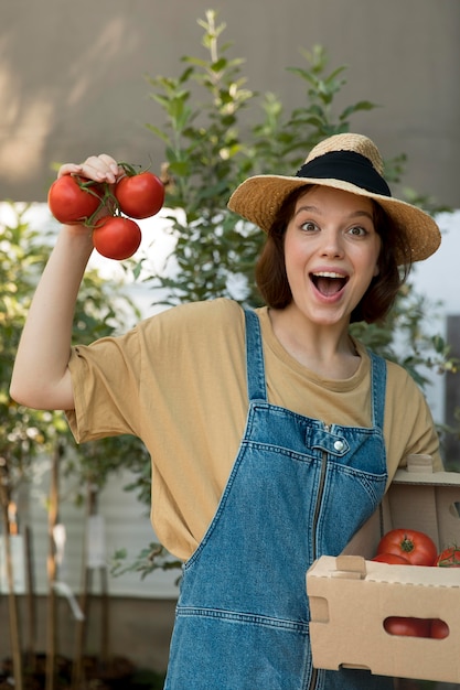 Agricultora segurando alguns tomates