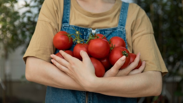 Foto grátis agricultora segurando alguns tomates