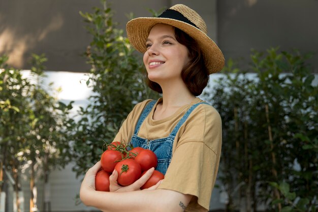 Agricultora segurando alguns tomates