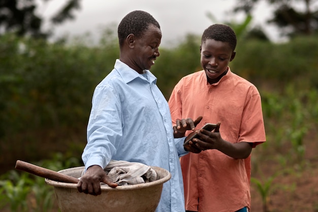 Agricultores de tiro médio com smartphone