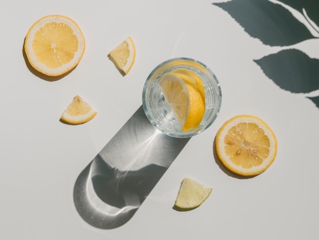 Água com fatias de limão vista superior