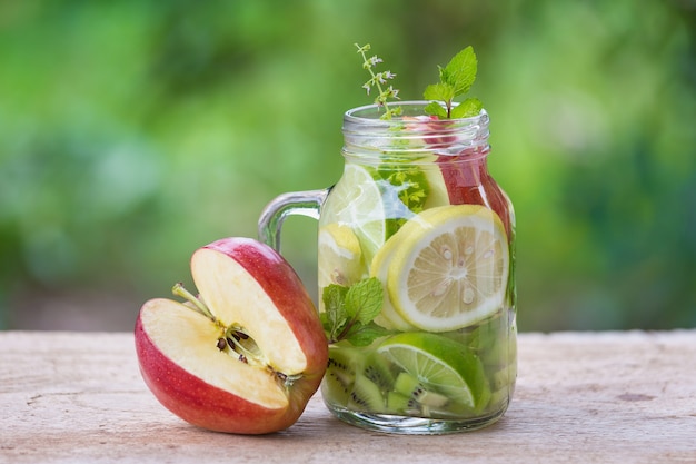 Água de desintoxicação com kiwi, limão e maçã vermelha