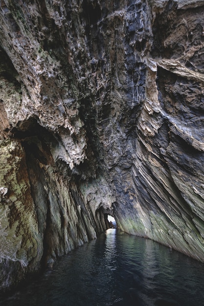 Água do oceano fluindo pela caverna - ótimo para papéis de parede