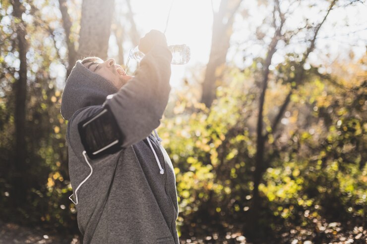 Foto grátis água potável desportista fit no parque