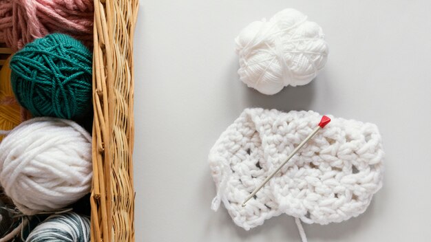 Agulhas de tricô e lã na cesta