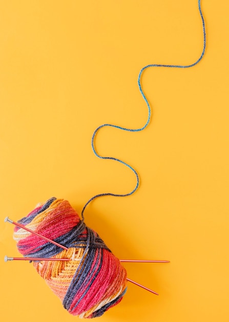 Foto grátis agulhas de tricô e lã plana