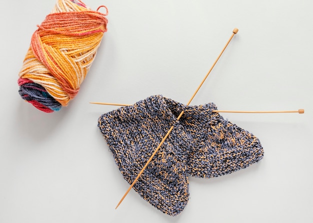Agulhas de tricô planas e lã para meias
