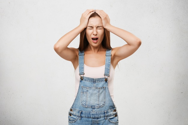 Ah não. Salientou a adolescente de macacão jeans, segurando as mãos na cabeça, chorando, gritando em pânico, percebendo que se esqueceu de fazer o que sua mãe lhe disse, fechando os olhos com dor, tristeza e desespero.