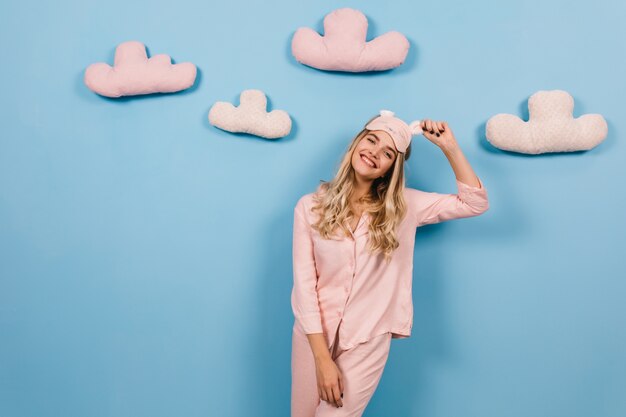 Ainda bem que modelo feminina de pijama rosa expressando felicidade