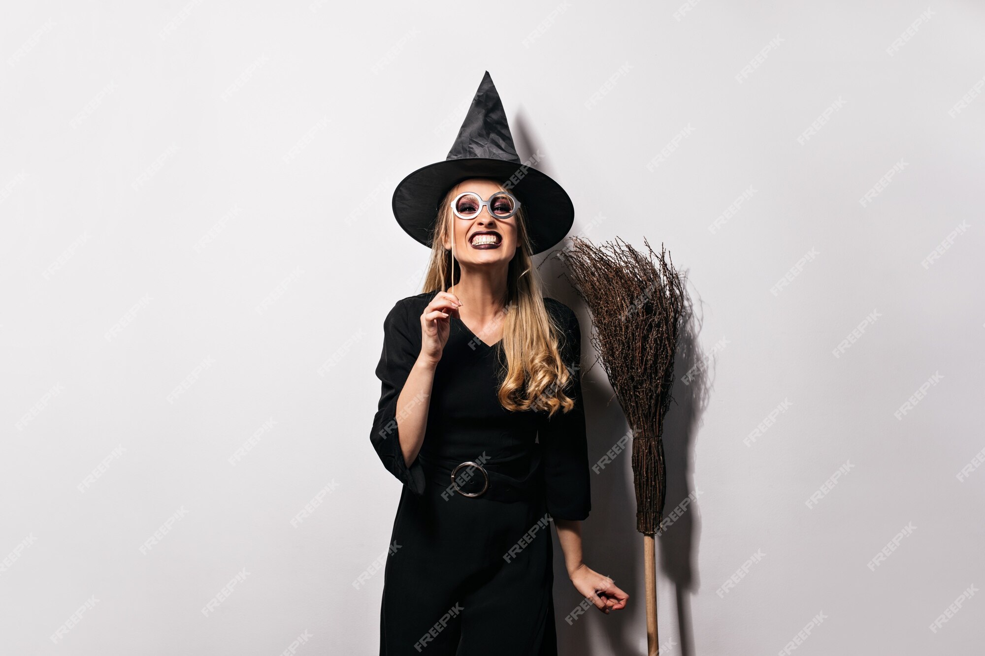 Feche O Retrato Do Halloween De Um Casal Engraçado Casal De Halloween Linda  Mulher Surpreendida Com Chapéu De Bruxa E Fantasia - Foto de Stock - Imagem  de isolado, pares: 161146344